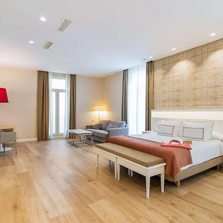 Melia Plaza מלון 4*