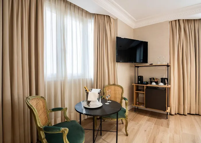 Hotell Melia Plaza 4*