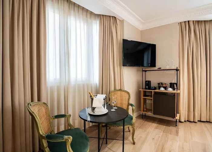 Hotell Melia Plaza 4*
