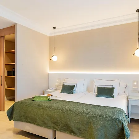 Melia Plaza Отель